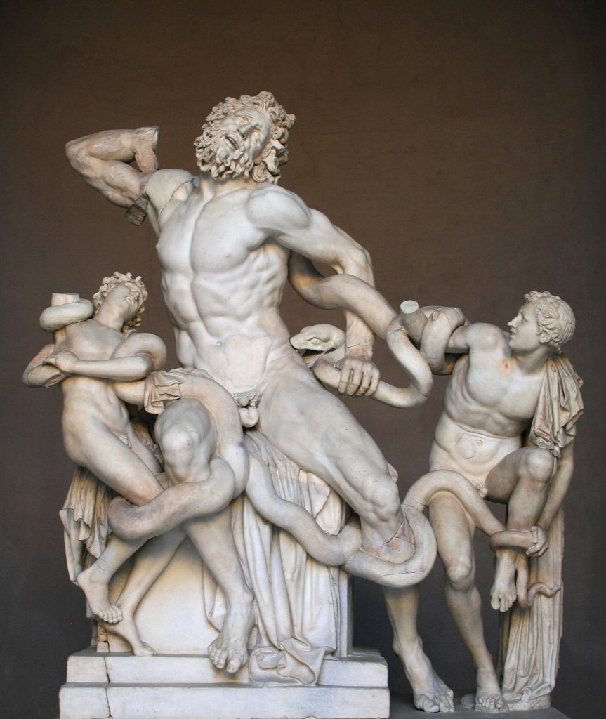 Fotografía frontal de la escultura de Laocoonte junto a sus hijos siendo atacado por las serpientes de los dioses.