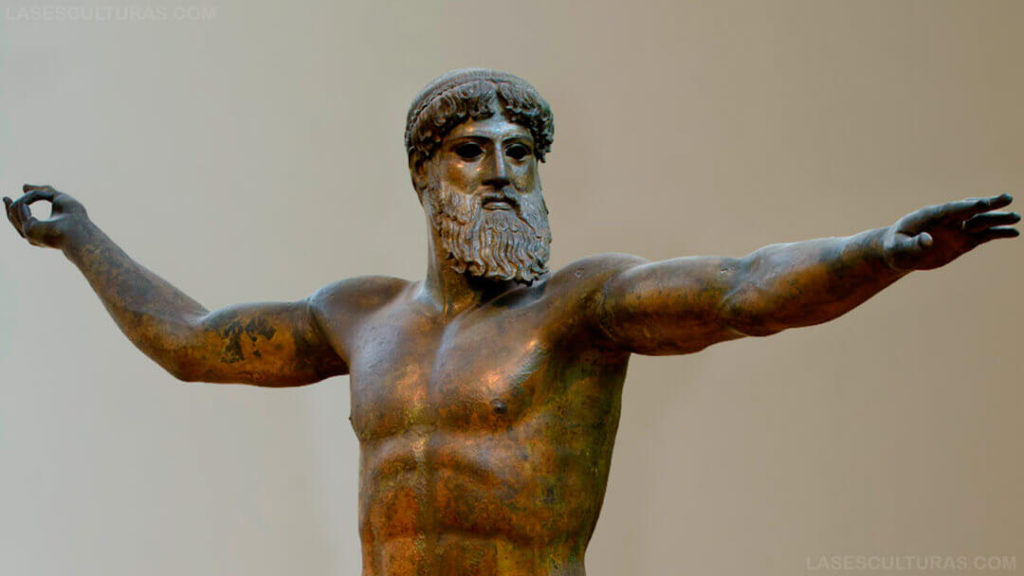 Fotografía de una escultura griega clásica de un doríforo en plena competición, aunque algunas hipótesis indican que, por su iconografía, pudiera ser una representación de Zeus a punto de lanzar su rayo.
