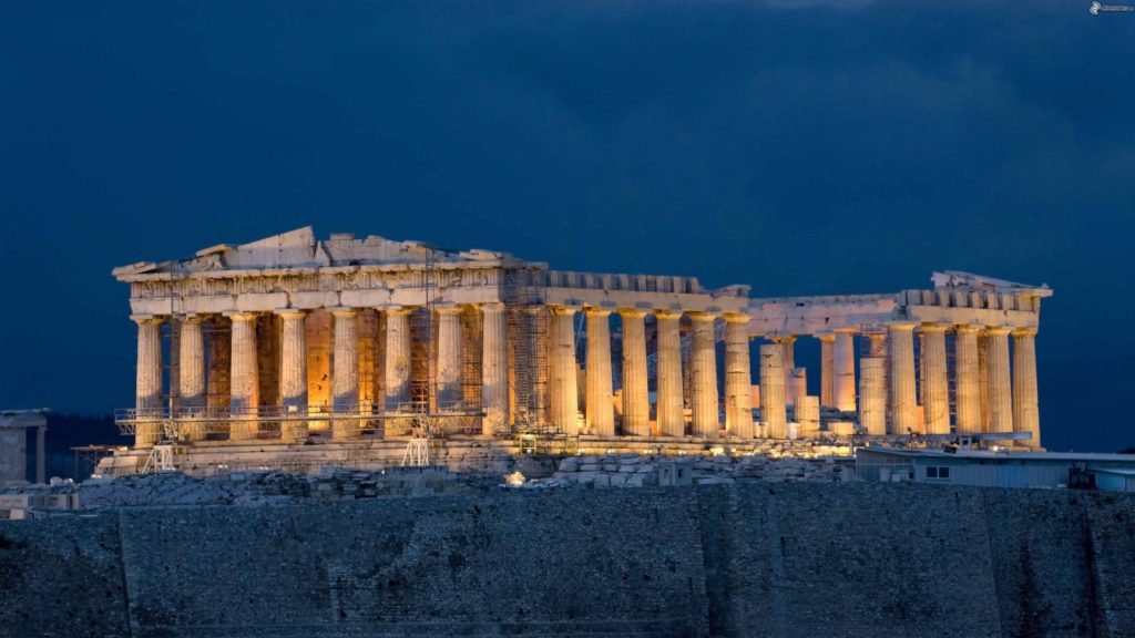 Fotografía del Partenón de Atenas, medio destruido, de noche.