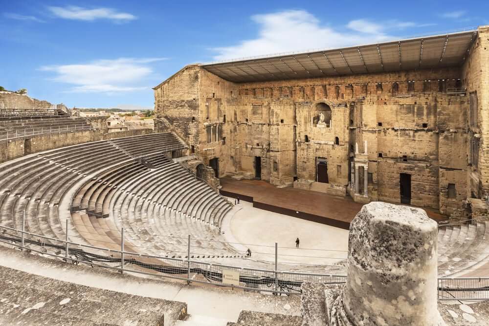 Fotografía panorámica del frontal y las gradas de un teatro romano.