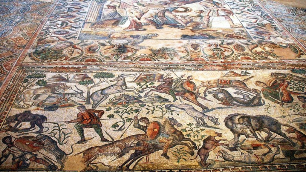 Imagen de un suelo de mosaico romano con representación de caza de animales salvajes.